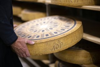 La consommation de gruyère est en légère hausse en Suisse mais les ventes ont reculé à l'étranger (archives).